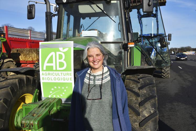 Marie, agricultrice bio, devant son tracteur au péage de Saint-Arnoult (Yvelines), le 26 janvier.