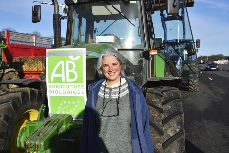 Marie, agricultrice bio, devant son tracteur au péage de Saint-Arnoult (Yvelines), le 26&nbsp;janvier.