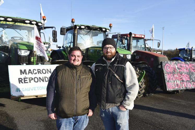 Matthieu et Nicolas, deux manifestants venus d'Eure-et-Loir, vendredi 26 janvier à Saint-Arnoult(Yvelines).