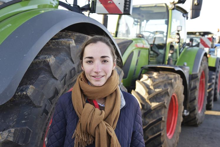 Marie, fille d'agriculteurs, au péage de Saint-Arnoult (Yvelines), le 26 janvier. 