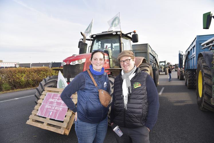 Marine, éleveuse de vaches allaitantes, et Cédric, exploitant grandes cultures et éleveur d'ovins, sur le barrage de Villabé (Essonne), le 29&nbsp;janvier.