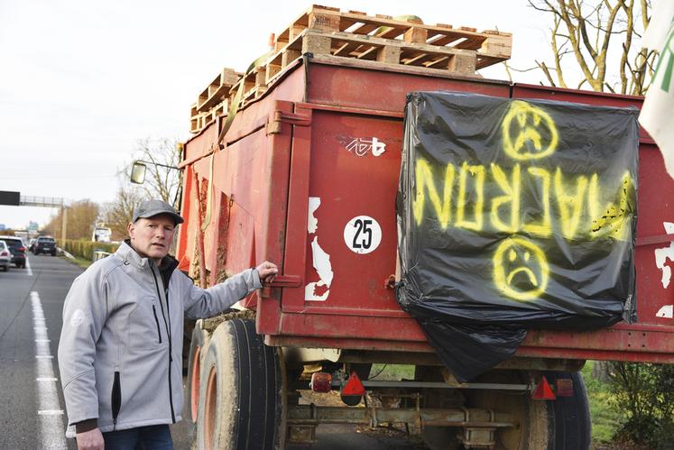 Franck, éleveur de volailles, à Villabé (Essonne) le 29 janvier.