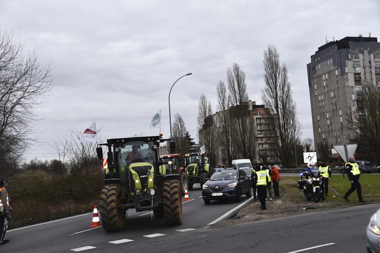 Melun, jeudi 25 janvier. Partis en convoi de la Cueillette de Voisenon, les exploitants agricoles de l’est et du centre-Seine-et-Marne arrivent au rond-point de l’Europe pour l'encercler. Parmi eux, un exploitant qui s'était rendu la veille sur les Champs-Élysées en tracteur.