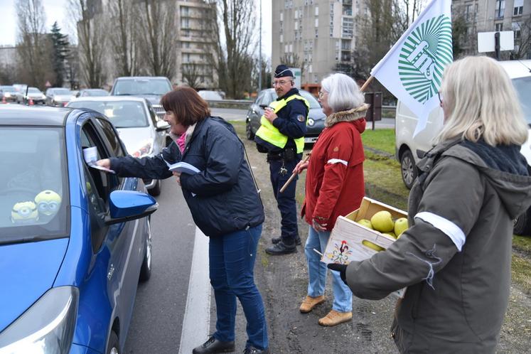 Melun. Les automobilistes encourageaient les exploitants lors de la distribution de pommes.