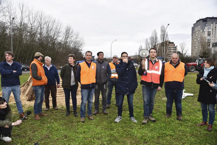 Allocution de Cyrille Milard, président de la FDSEA 77, entouré des présidents de cantons. 