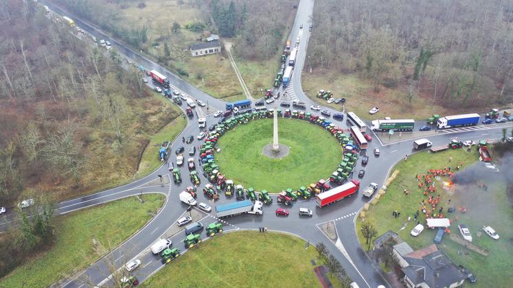 Fontainebleau, vendredi 26 janvier. Le rond-point de l’Obélisque encerclé par les tracteurs venus du sud du département. Certains iront faire un tour dans la ville et devant le château.