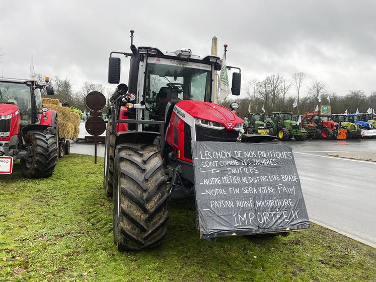 Fontainebleau. 200 manifestants étaient présents dès 6 heures pour la journée. Ils recevront la visite de nombreux élus du territoire, dont la vice-présidente de la Région en charge de l’agriculture, Valérie Lacroute.  