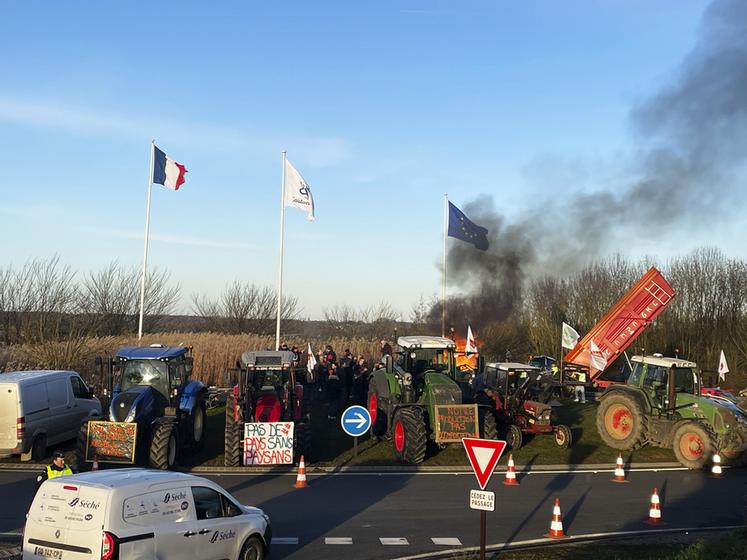 Coulommiers, vendredi 26 janvier. Très belle mobilisation à partir de 18 heures. Les tracteurs, partis de différents points du nord-est du département se sont rejoints pour organiser un barrage filtrant.