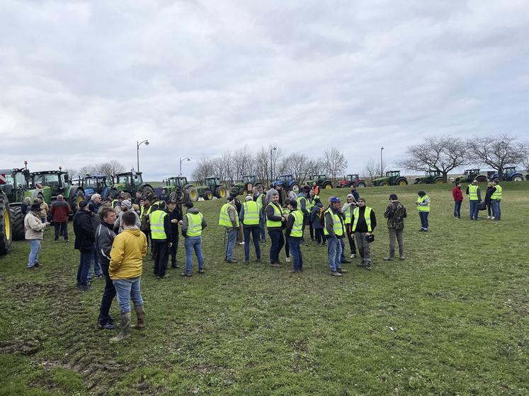 Provins, jeudi 25 janvier. Le rond-point situé à l’entrée de la ville est pris d’assaut en fin d'après-midi. 
