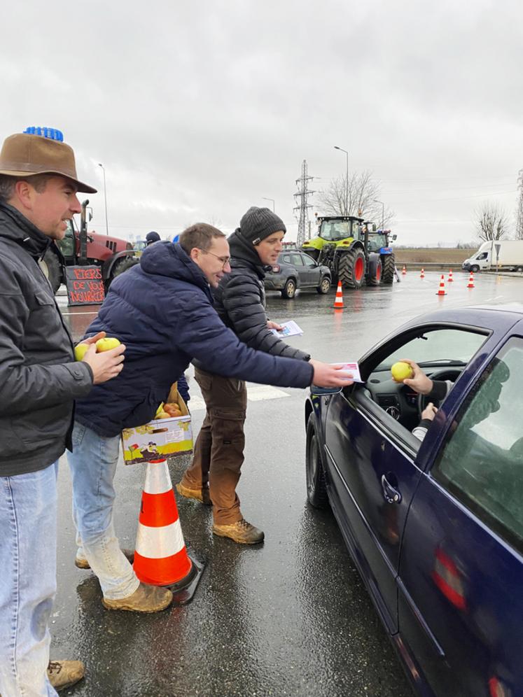 À Meaux, les exploitants agricoles ont distribué des pommes et du pain aux automobilistes, ainsi qu’un tract les invitant à acheter français.