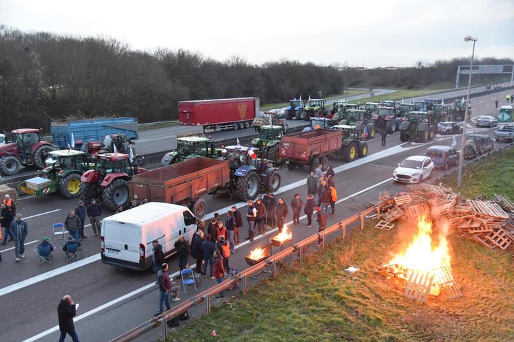 Manifestation des agriculteurs sur l'A5 fin janvier 2024.