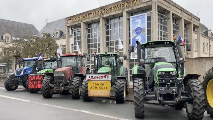 Manifestation d'agriculteurs devant le conseil départemental de Blois fin janvier 2024.