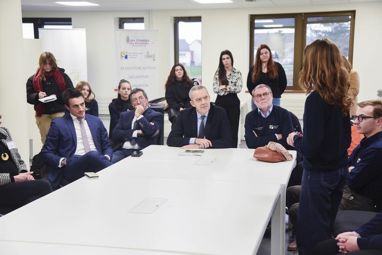 Mardi 23 janvier, à Châteaudun. Le préfet (au c.), accompagné du sous-préfet de l'arrondissement (à g.), a été attentif aux témoignages des élèves.