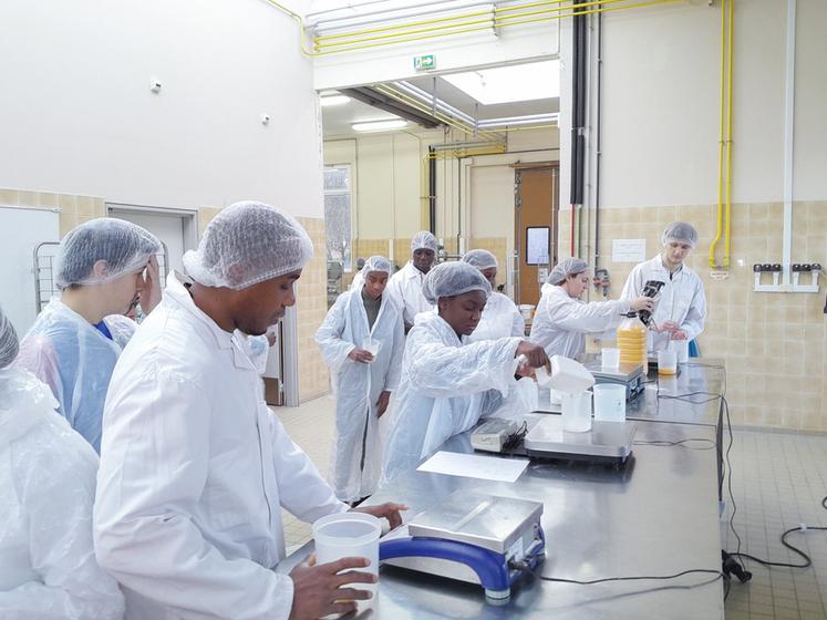 Le 18 janvier, à Sours. Par le biais d'ateliers menés par des étudiants en BTS Bioqualim de La Saussaye, les collégiens découvrent les métiers de l'agroalimentaire.