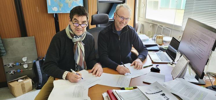 Le 19 janvier, à Orléans (Loiret). François Vanier a signé un contrat de partenariat avec Stéphane Bostyn, enseignant-chercheur au CNRS d'Orléans (projet Icare), pour l'encadrement d'un stagiaire.