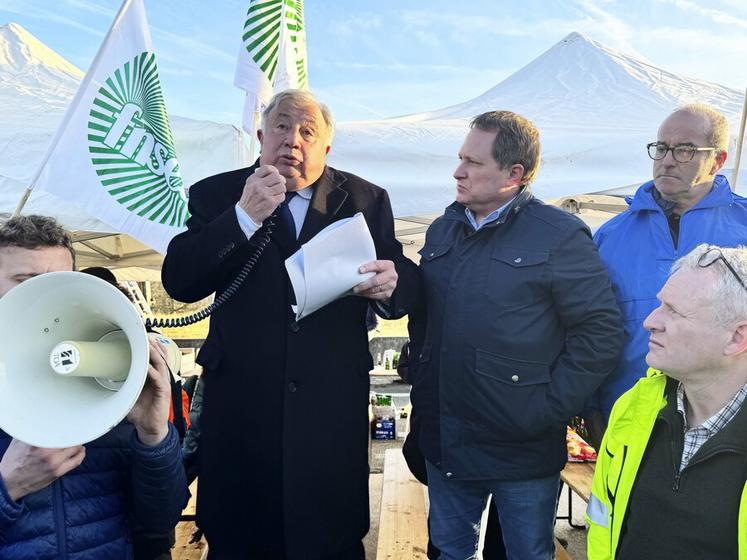 Vendredi 26 janvier, à Saint-Arnoult. Gérard Larcher, président du Sénat, a fait le déplacement pour exprimer sa solidarité. À ses côtés se trouvent Damien Greffin, président de la FDSEA d'Île-de-France, et Christophe Hillairet, président de la chambre d'Agriculture de la région Île-de-France.