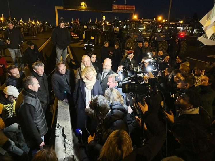 Vendredi 26 janvier, le péage de Buchelay (Yvelines) a été le théâtre d'un soutien politique de taille envers les agriculteurs en mouvement, avec la présence remarquée de Valérie Pécresse, présidente de la Région Île-de-France. 