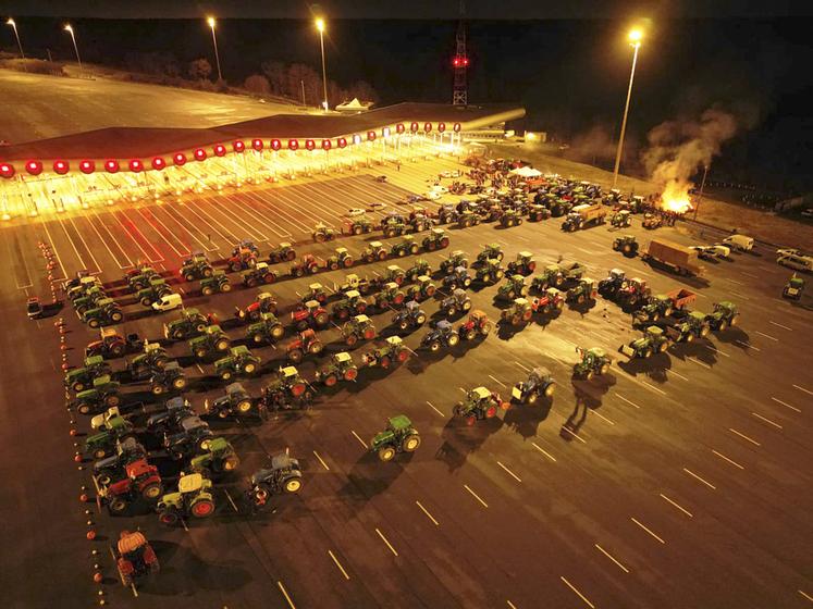 Vendredi 26 janvier, péage de Saint-Arnoult (Yvelines). 260 tracteurs se sont retrouvés sur ce péage. Les 39 voies ralliant la province à Paris ont été bloquées de 14 heures à minuit. 