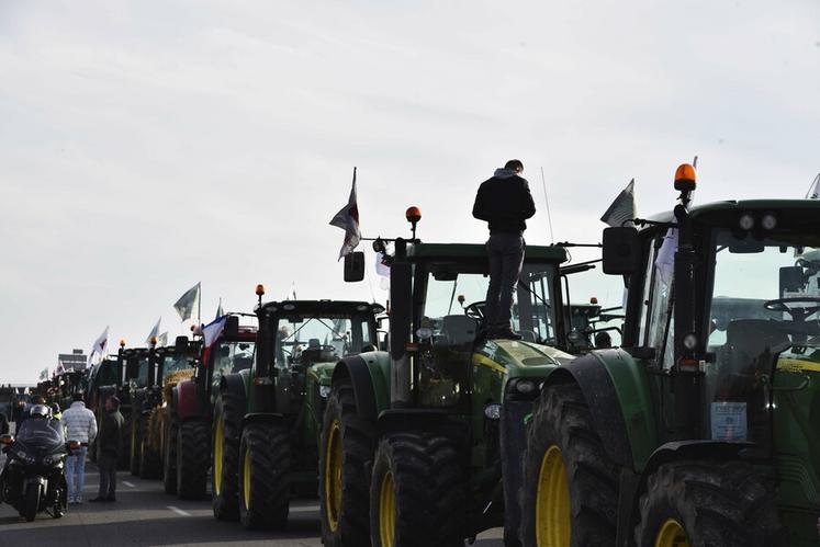 Lundi 29 janvier. Arrivée des tracteurs à Villabé (Essonne) pour bloquer l'autoroute A6. Un relais a été organisé par les responsables syndicaux pour rester nuit et jour sur place.