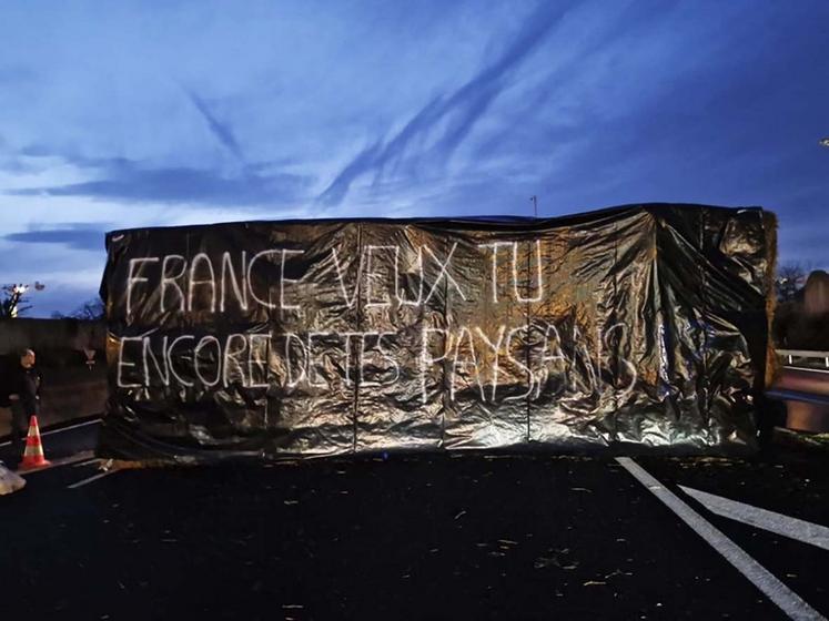 De nombreuses bannières ont été déployées le long des autoroutes, des routes nationales et départementales. L'objectif : interpeller passants et automobilistes sur la situation des agriculteurs. 