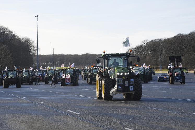 Vers 15 heures, près de 200 tracteurs arrivent du Loiret, de l'Eure-et-Loir, de l'Essonne et des Yvelines sur la barrière de péage de Saint-Arnoult.