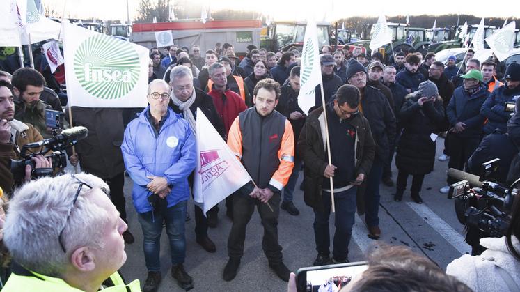 Vendredi 26 janvier, à Saint-Arnoult-en-Yvelines. Les agriculteurs et les responsables de la FNSEA et de Jeunes agriculteurs écoutent les annonces du Premier ministre, Gabriel Attal, qu'ils vont juger très insuffisantes.