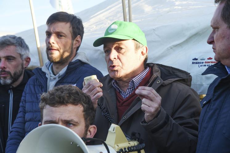 À tour de rôle, les responsables syndicaux, à l'image du président de la FNSEA d'Eure-et-Loir, Bertrand Petit, prennent la parole.