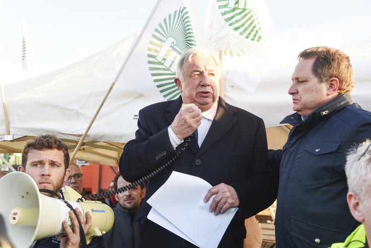 Le président du Sénat, Gérard Larcher, est venu faire part de  son soutien.