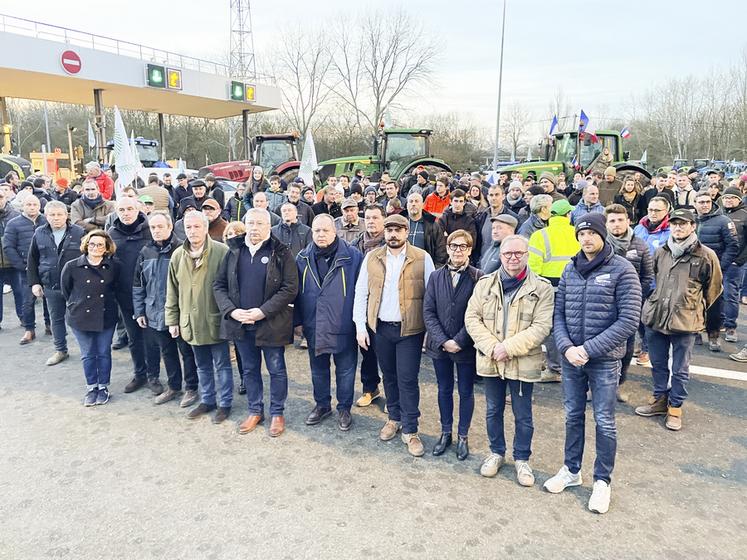 Dimanche 28 janvier, à Chartres. Les parlementaires euréliens, à l'exception d'Albéric de Montgolfier retenu par ailleurs, sont venus exprimer leur soutien au mouvement de la FNSEA 28 et de JA 28.