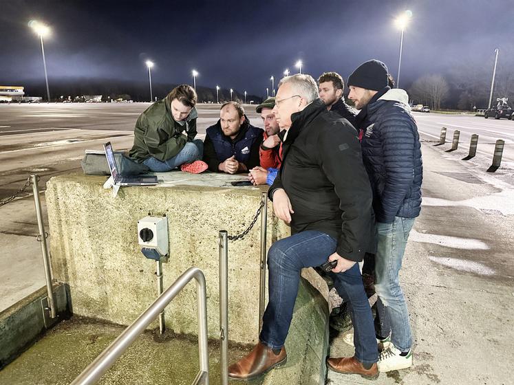 Après les annonces du Premier ministre, les responsables syndicaux présents discutent en visio avec le national.