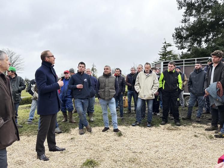 Mardi 30 janvier, Xavier Pelletier, préfet de Loir-et-Cher, a rencontré les agriculteurs présents sur le rond-point d'Épuisay. 