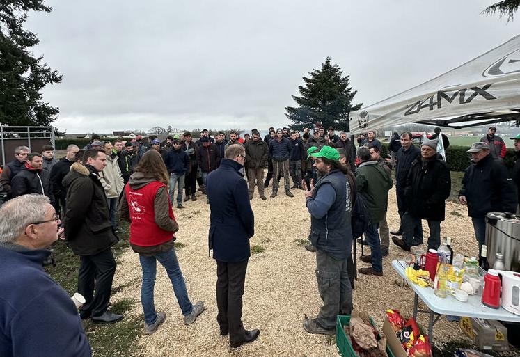 Plus d'une centaine d'agriculteurs manifestants avaient répondu présents à l'appel à mobilisation de la FNSEA et JA 41 sur le rond-point d'Epuisay. 