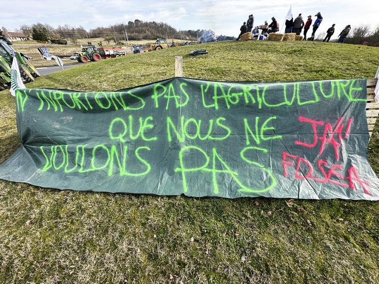 Plusieurs ronds-points ont été investis par les agriculteurs, dont notamment celui de Saint-Romain-sur-Cher ou encore celui d'Épuisay. Des barrages filtrants ont été organisés. 