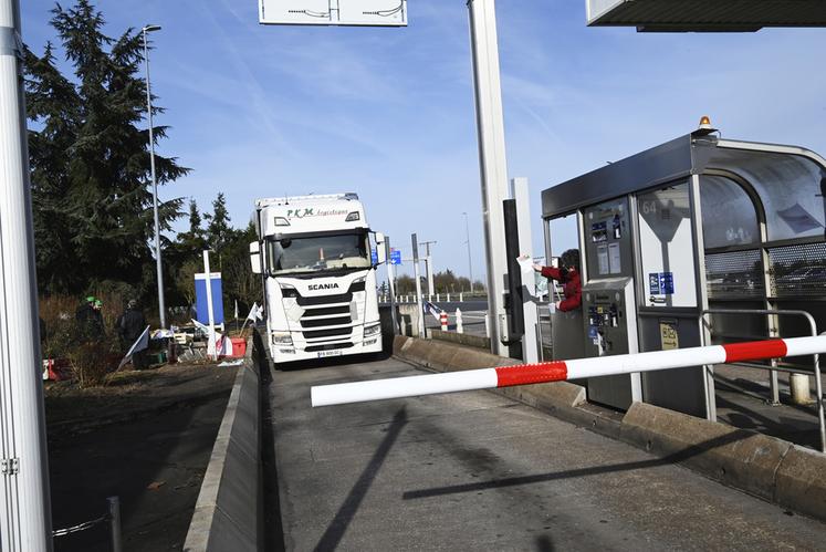 Lundi 29 janvier, plusieurs agriculteurs ont répondu à l'appel à mobilisation lancé par la FNSEA 41 et JA 41 pour distribuer des tracts aux automobilistes au péage de Blois. 