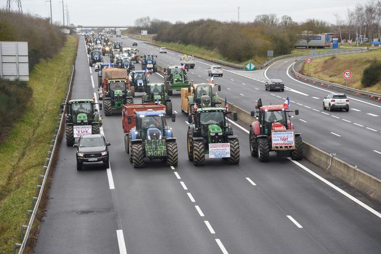 Jeudi 25 janvier, à Ver-lès-Chartres. Des dizaines de tracteurs se sont engagés sur l'A11, qui restera bloquée plusieurs jours.