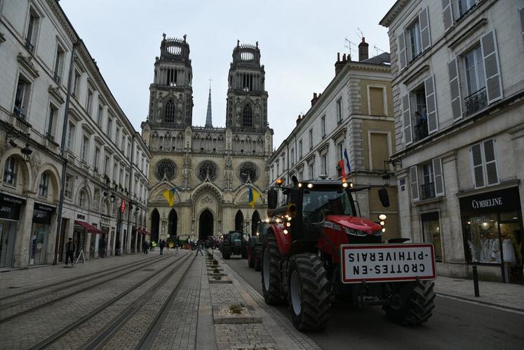 C'est sous la bannière du mouvement « On marche sur la tête », entamé en novembre 2023, que cette manifestation orléanaise s'est déroulée.