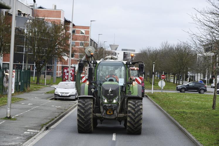 Quatre convois de tracteurs se sont rejoints dans le centre-ville d'Orléans. Ici, la citerne contenant l'eau qui sera déversée plus tard dans la bassine, passe devant la Cité de l'Agriculture, avenue des Droits de l'Homme.
