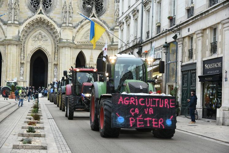 les agriculteurs manifestent devant la cathédrale d'Orléans, fin janvier à 2024.