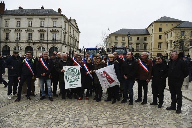 De nombreux maires, venus spécialement avec leur écharpe, et élus locaux ont répondu présent à l'appel à manifestation de la FNSEA et des JA du Loiret.