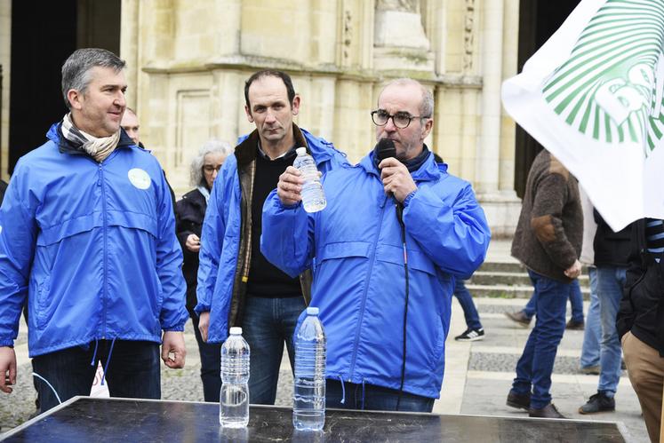 Éric Delorme, vice-président de la FNSEA 45, a matérialisé grâce à des bouteilles les besoins de retenues d'eau du monde agricole. Il tenait ainsi à détruire certaines idées reçues.