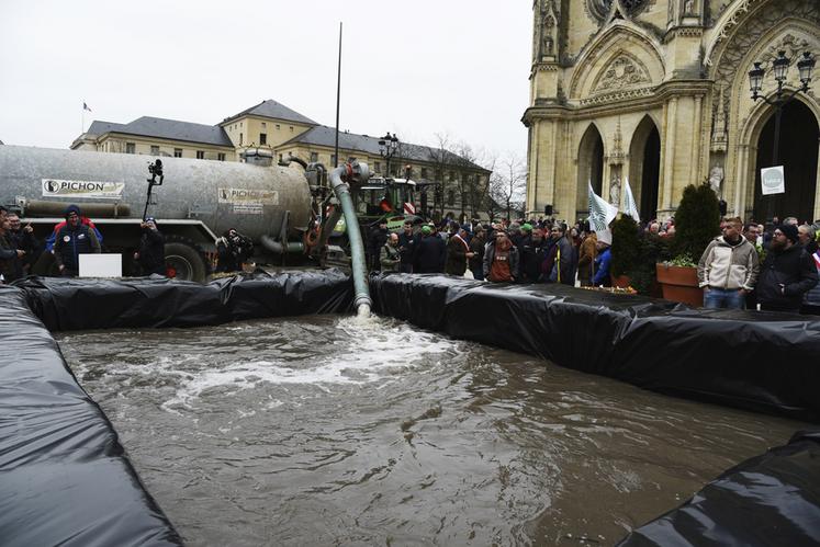 Une réserve d'eau a été installée et remplie pour marquer la nécessité du stockage de l'eau dans certains secteurs agricoles du Loiret.