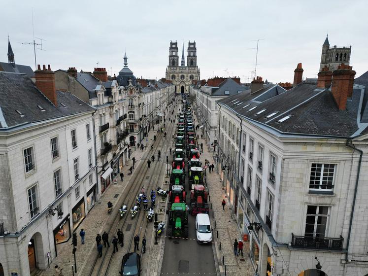 Mardi 30 janvier, à Orléans. 150 tracteurs sont venus se stationner tout le long de la rue Jeanne-d'Arc, située face au parvis de la cathédrale où avaient lieu les prises de parole.