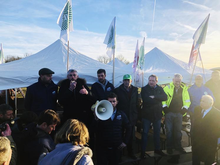 Blocage de la barrière de péage de Saint-Arnoult (Yvelines) vendredi 26 janvier avec des forces loirétaines et euréliennes qui ont reçu la visite du président du Sénat, Gérard Larcher.