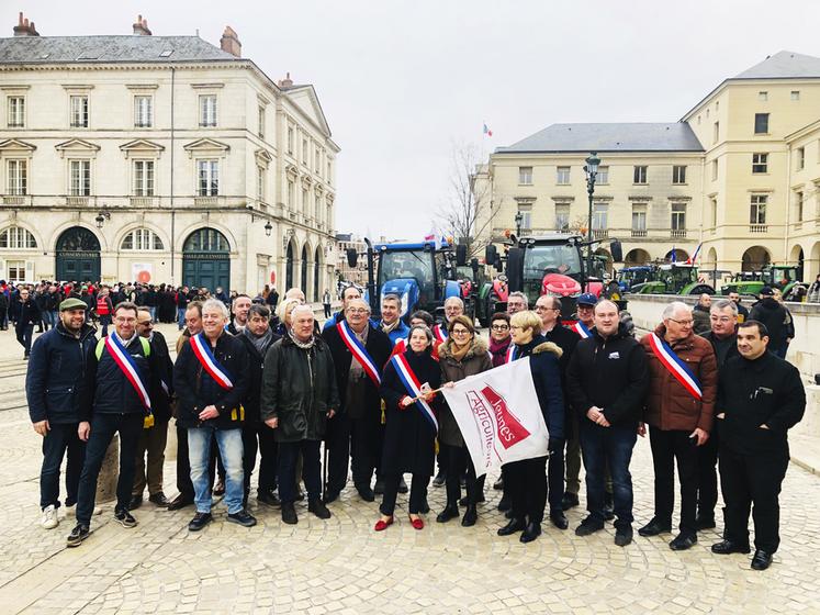 Élus locaux et responsables syndicaux rassemblés pour défendre l'eau et l'agriculture. 