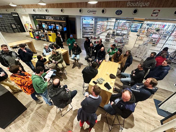 L'assemblée générale du canton Loire-Beauce s'est tenue dans une station-service sur l'autoroute A10, à proximité du point de blocage présent dans les Yvelines.