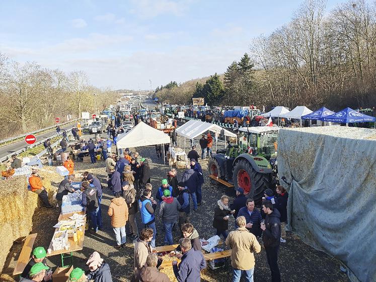 Sur l'A1, une centaine de tracteurs des agriculteurs de la FDSEA et des JA Val-d'Oise et Oise « tiennent la position » sur l'aire de Chennevières depuis lundi midi. Une opération escargot s'est tenue mercredi 31 janvier sur les routes secondaires. Ils devaient être rejoints par les agriculteurs du Nord mercredi et jeudi.