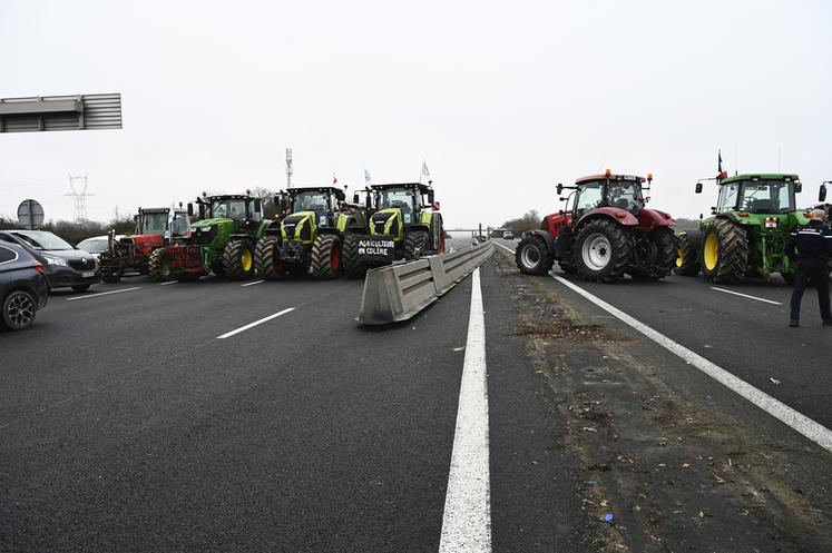 Sur l'A10, le convoi d'agriculteurs s'est déplacé de Saint-Arnoult à l'aire de Limours-Janvry à Briis-sous-Forges (Essonne). Les blindés des forces de l'ordre se situent quelques kilomètres plus loin, bloquant toute nouvelle avancée.