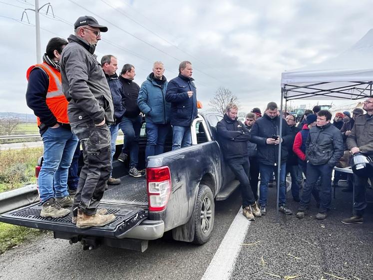 Sur l'A13, les tracteurs se sont également déplacés du péage de Buchelay à Épône-Mézières, une dizaine de kilomètres plus loin, où ils ont été stoppés par les forces de l'ordre.