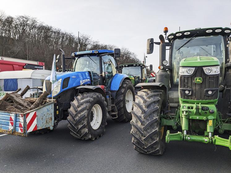 Sur l'A15, les tracteurs se sont installés aux portes de Paris, à Argenteuil (Val-d'Oise).