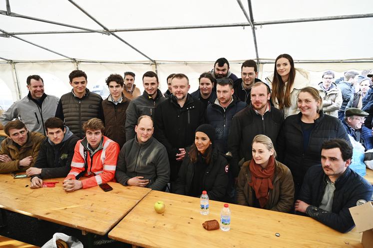 Sur l’A4, bloquée au niveau de Jossigny (Seine-et-Marne), les manifestants ont reçu le soutien de Karine Lemarchand, animatrice de L’Amour est dans le pré, venue avec 300 croissants offerts par des boulangers parisiens. 